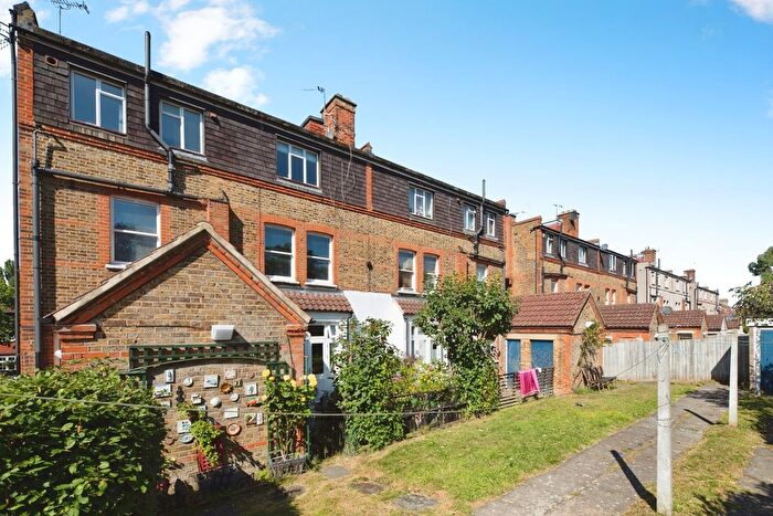 1 Bedroom Flat For Sale In Montalt Road, Woodford Green, IG8
