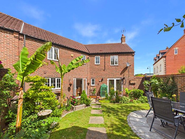 4 Bedroom Semi-Detached House For Sale In Horseshoe Way, Hampton Vale, PE7
