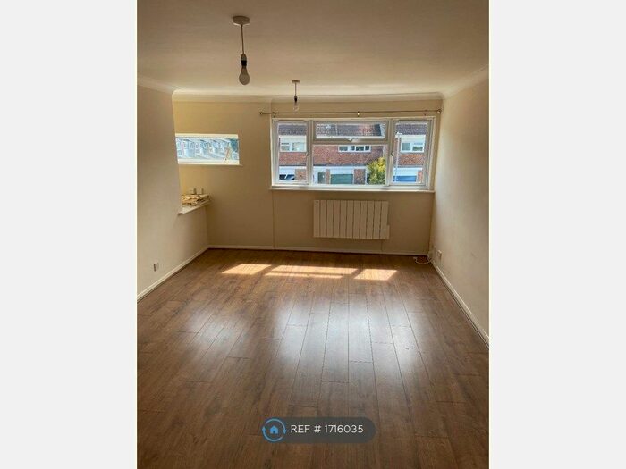 2 Bedroom Maisonette To Rent In Rickman Close, Woodley, Reading, RG5