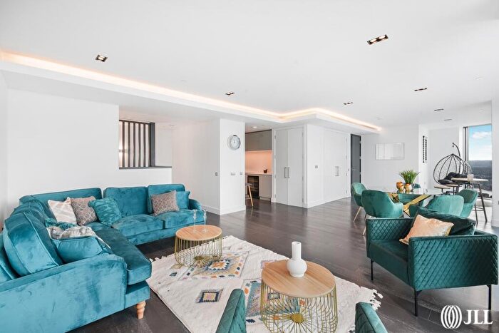 3 Bedroom Apartment To Rent In Amory Tower, Marsh Wall, E14