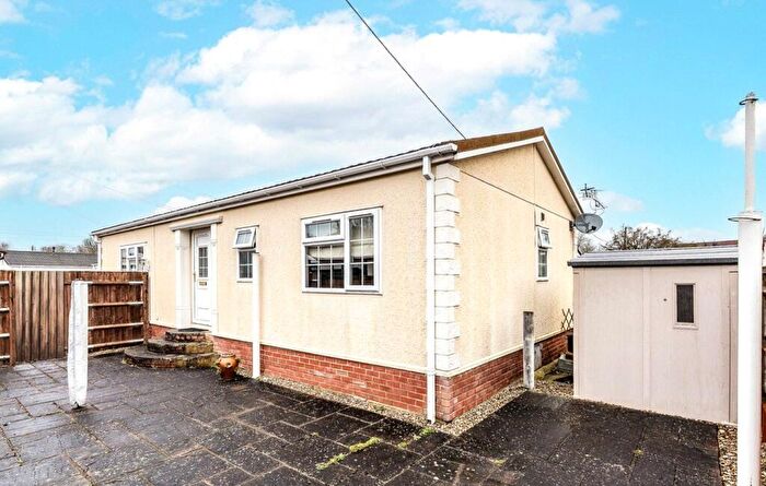 2 Bedroom Park Home For Sale In Ladycroft Park, Blewbury, Didcot, Oxfordshire, OX11