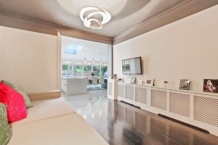 3 Bedroom Apartment To Rent In Station Road, New Barnet, EN5