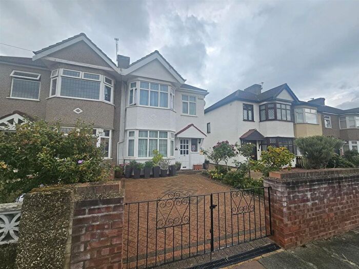3 Bedroom Semi-Detached House For Sale In Boleyn Avenue, Enfield, EN1