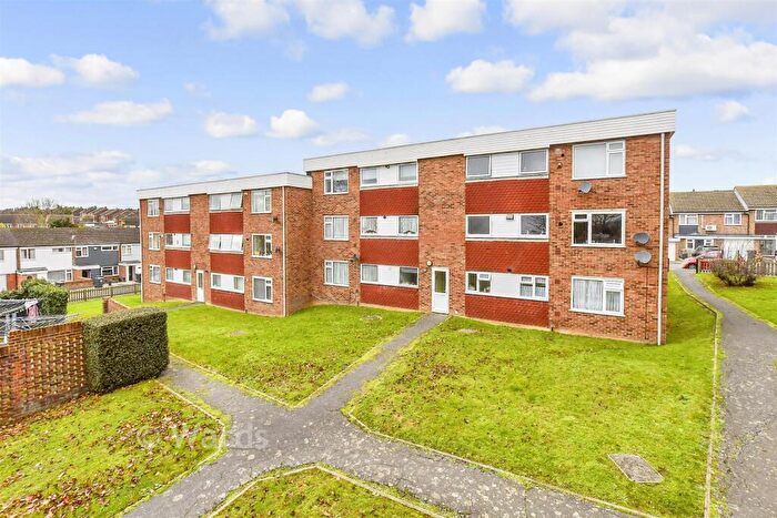 2 Bedroom Flat For Sale In Bingley Close, Snodland, Kent, ME6