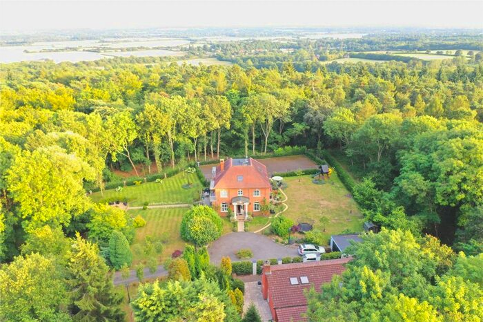 5 Bedroom Detached House For Sale In Burchetts Green Road, Burchetts Green, Maidenhead, Berkshire, SL6