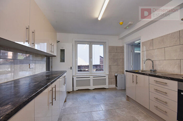 Terraced House To Rent In Grove Park, London, E11