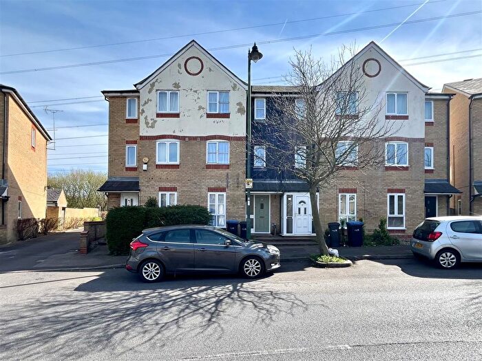 4 Bedroom Town House To Rent In Metford Crescent, Enfield, EN3