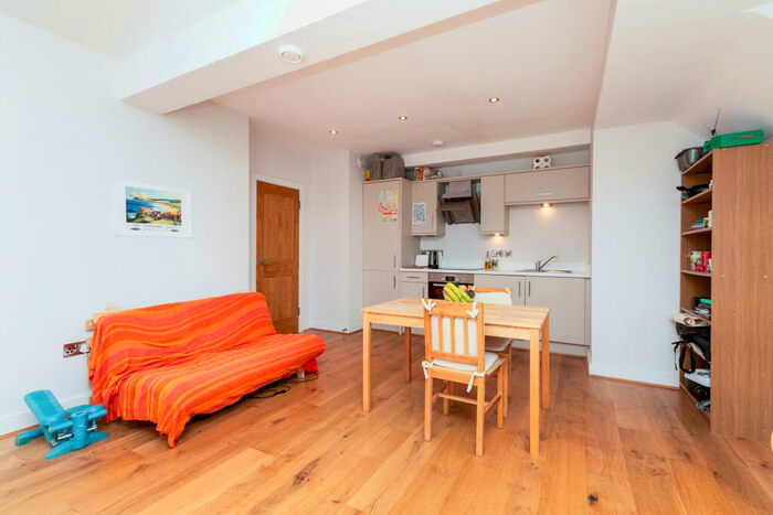 1 Bedroom Flat To Rent In Windover Mews, Cross Street, Basingstoke, RG21