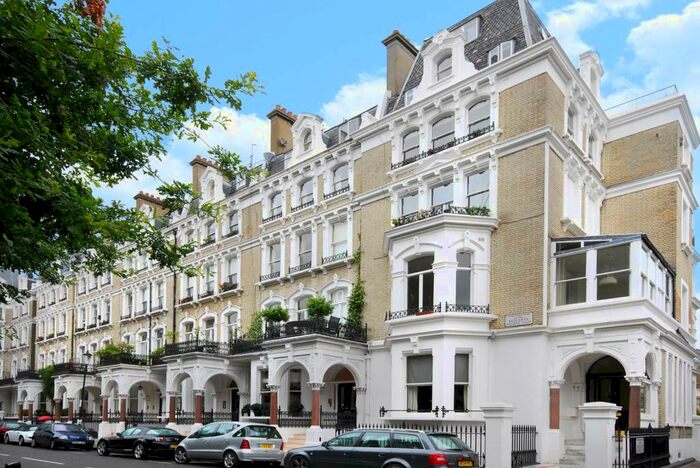 2 Bedroom Flat To Rent In Redcliffe Square, Chelsea, London, SW10