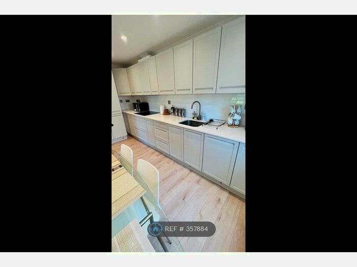 2 Bedroom Flat To Rent In Lime Tree Court, South Croydon, CR2