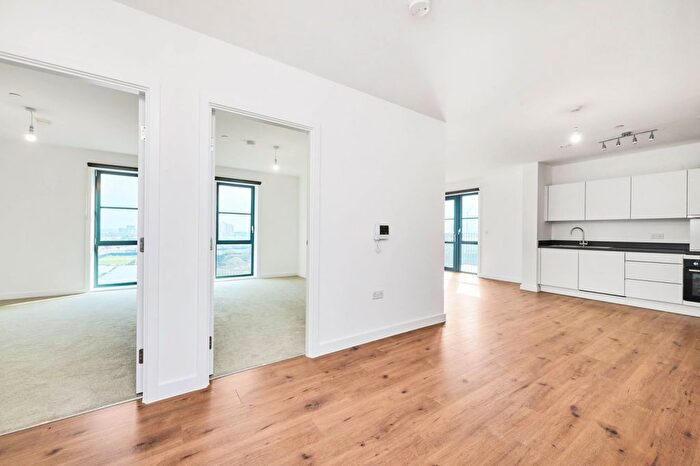 2 Bedroom Flat To Rent In New Road, Dagenham, RM9