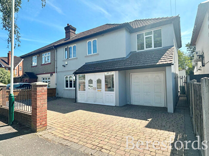 4 Bedroom Semi-Detached House For Sale In Wykeham Avenue, Hornchurch, RM11