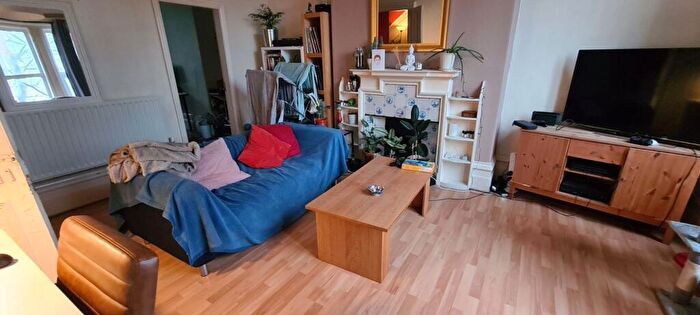 2 Bedroom Flat To Rent In Holly Bank, Leeds, LS6