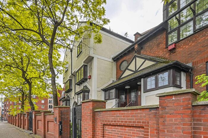 3 Bedroom Semi-detached House For Sale In St Georges Square, Limehouse, London, E14