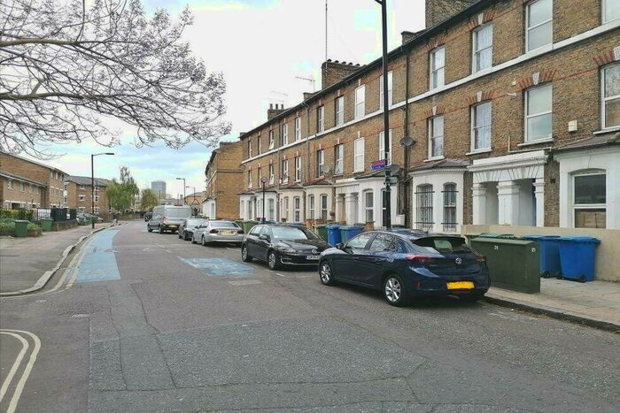 3 Bedroom Flat To Rent In Brook Drive, Elephant And Castle, SE11