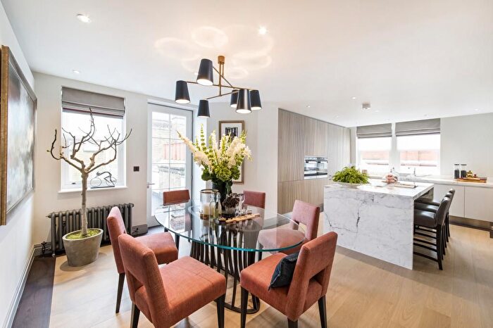 3 Bedroom Flat To Rent In Southampton Street, Covent Garden, WC2E