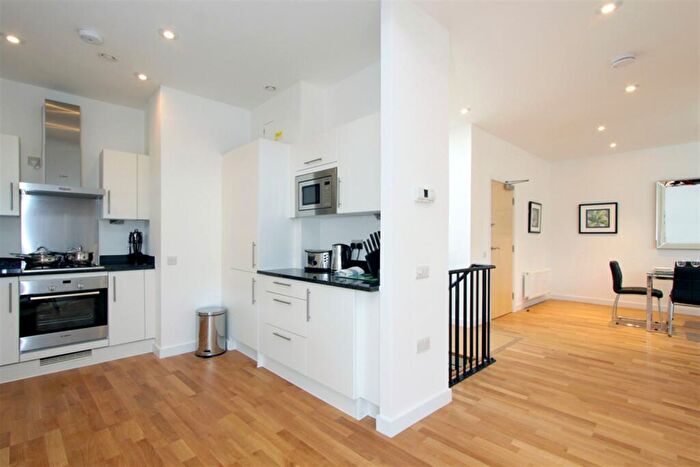 3 Bedroom Flat To Rent In Globe House, Cobb Street, Aldgate East, E1