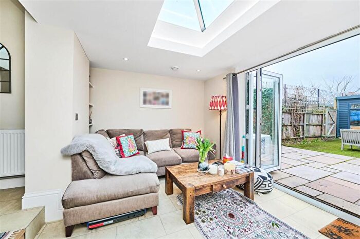 2 Bedroom Flat To Rent In Airedale Road, SW12