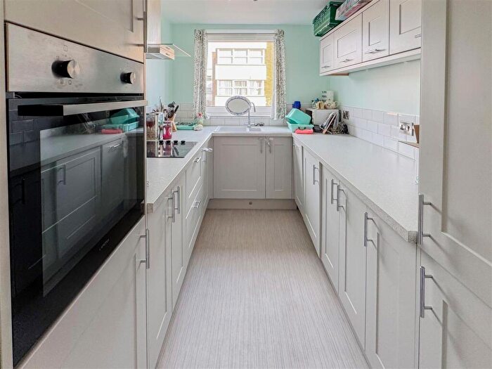 2 Bedroom Apartment For Sale In South Terrace, Littlehampton, BN17