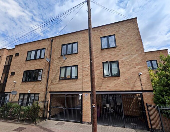 2 Bedroom Flat To Rent In Cleveland Way, Whitechapel, Stepney Green, London, E1