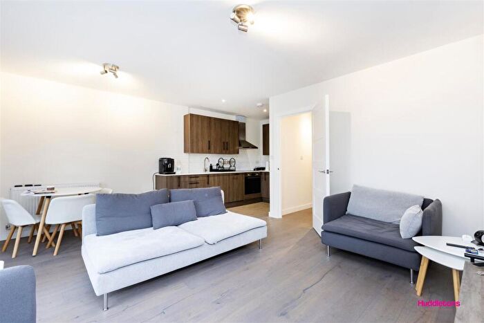 2 Bedroom Flat To Rent In Green Lanes, London, N8