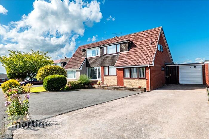 3 Bedroom Semi Detached House For Sale In Warrenside Close, Blackburn, Lancashire, BB1