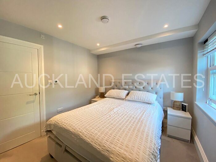2 Bedroom Apartment For Sale In Swan Lodge, Brookmans Park, AL9