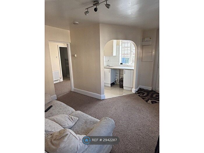1 Bedroom Flat To Rent In Leavesden Road, Watford, WD24