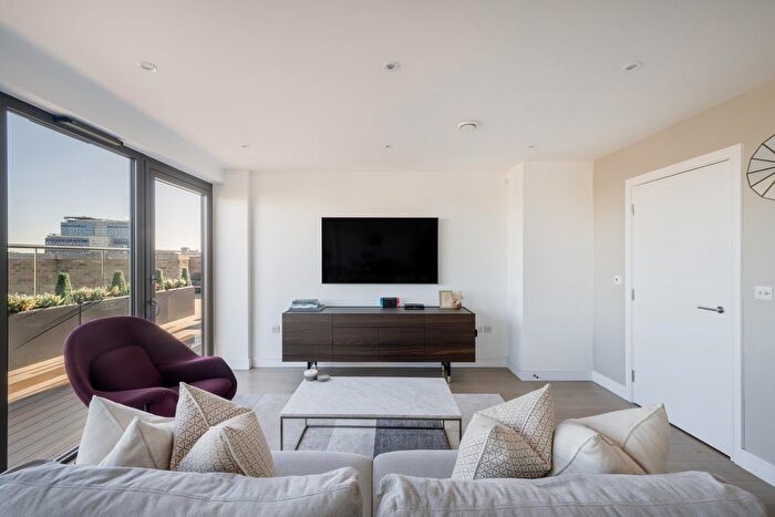 3 Bedroom Flat To Rent In Sirus House, Hemming Street, E1