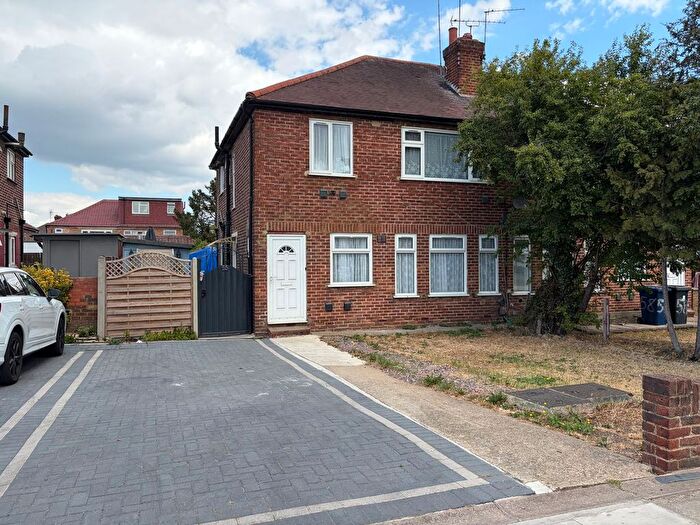 2 Bedroom Maisonette To Rent In Western Avenue, Perivale, Greenford, UB6