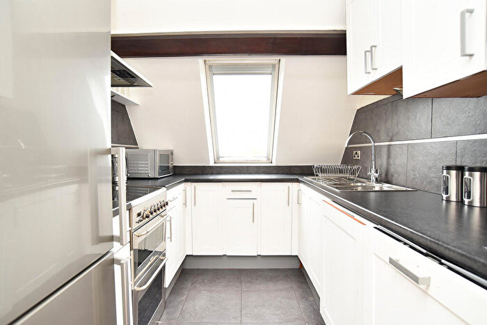 1 Bedroom Flat For Sale In St Luke's Court, Franklin Square, Harrogate, HG1