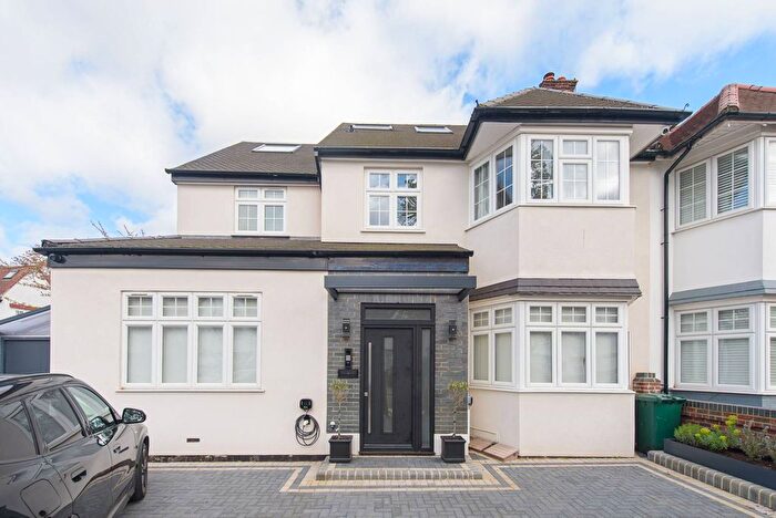 3 Bedroom Flat To Rent In Hervey Close, Finchley Central, London, N3