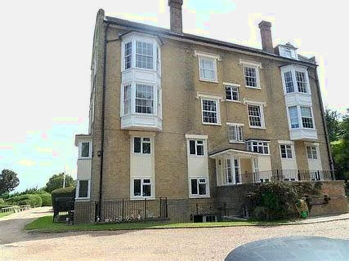 2 Bedroom Flat To Rent In Stanhope Drive, Cowes, Isle Of Wight, PO31