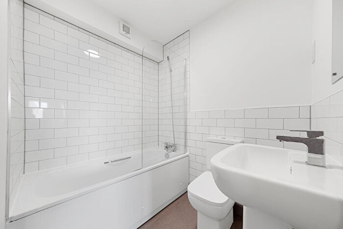 3 Bedroom Apartment To Rent In Willow House, L21