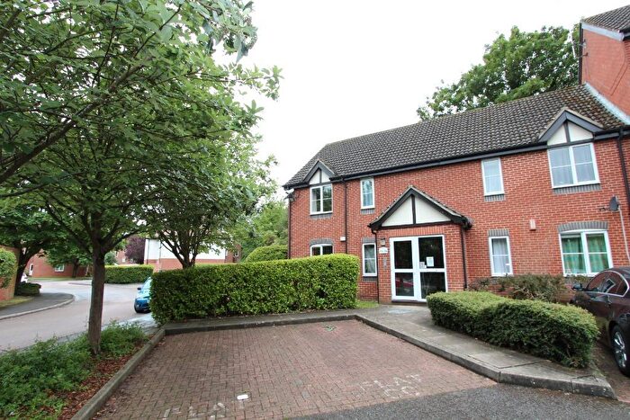 2 Bedroom Flat To Rent In Admirals Court, Reading, RG1