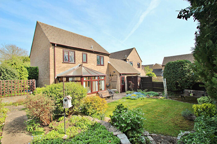 4 Bedroom Link Detached House For Sale In Dark Lane, Witney, OX28
