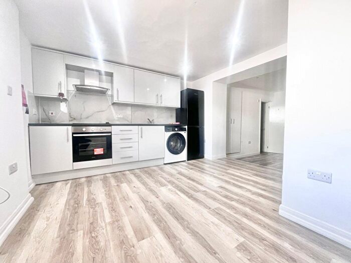 Studio To Rent In Hanworth Road, Hounslow, TW3