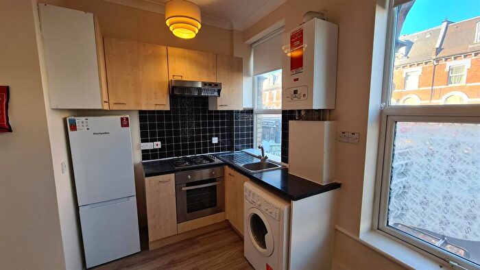 3 Bedroom Flat To Rent In Turnpike Lane, N8