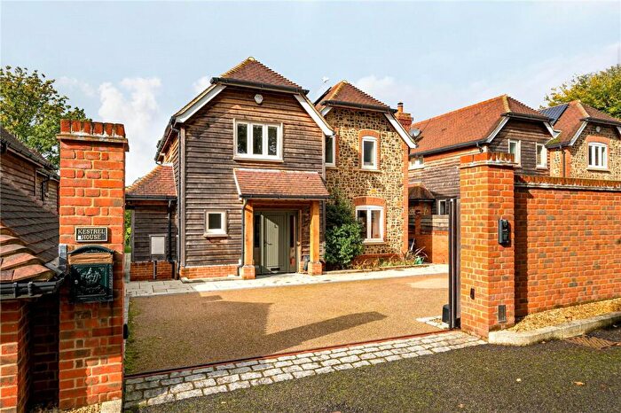 3 Bedroom Detached House For Sale In East Bridge Close, Tilford, Farnham, Surrey, GU10