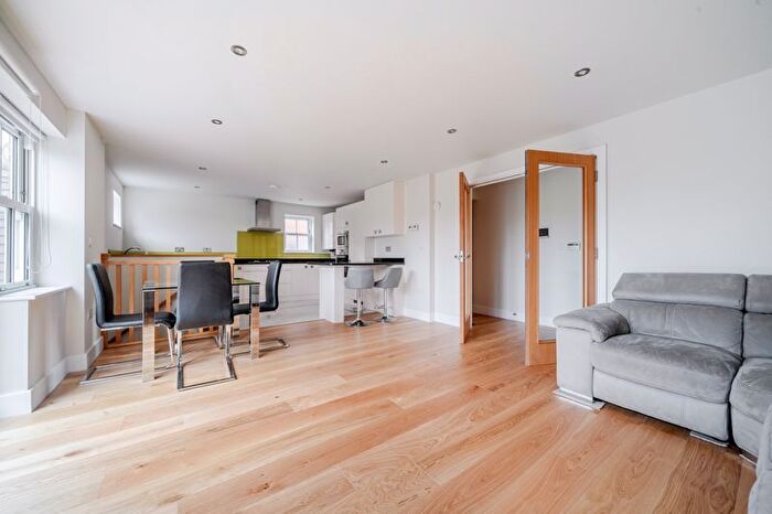 2 Bedroom Flat For Sale In Risegate Lodge, Holden Road, N12