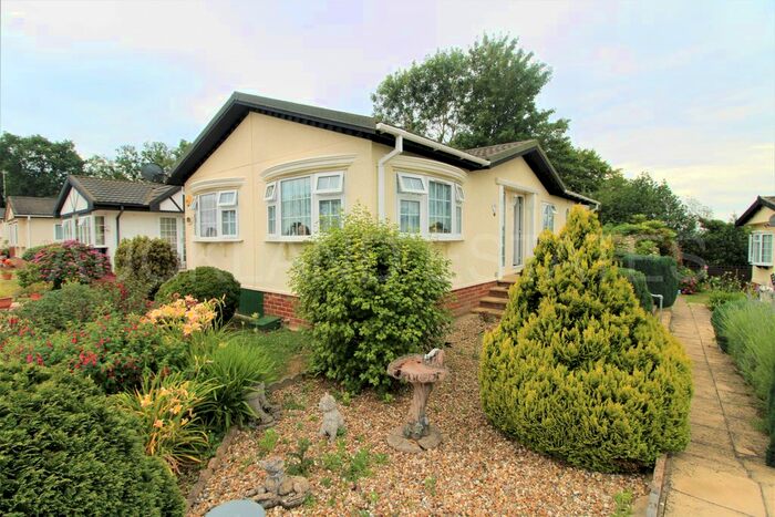 3 Bedroom Mobile/park Home For Sale In The Firs Park, Woodside Lane, Brookmans Park, Hatfield, AL9