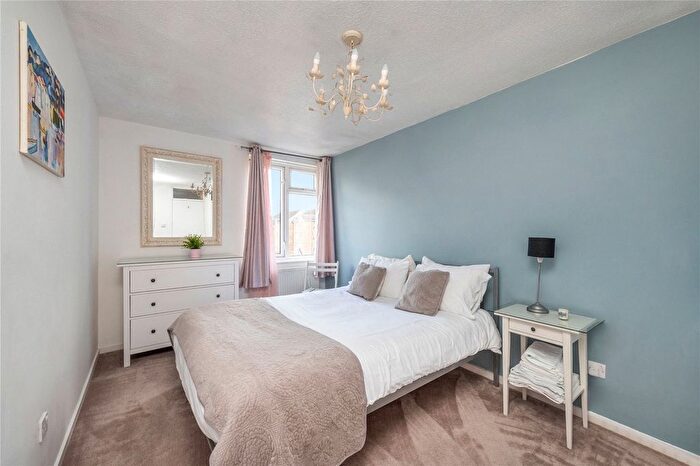 1 Bedroom Flat To Rent In Grove Road, Barnes, SW13