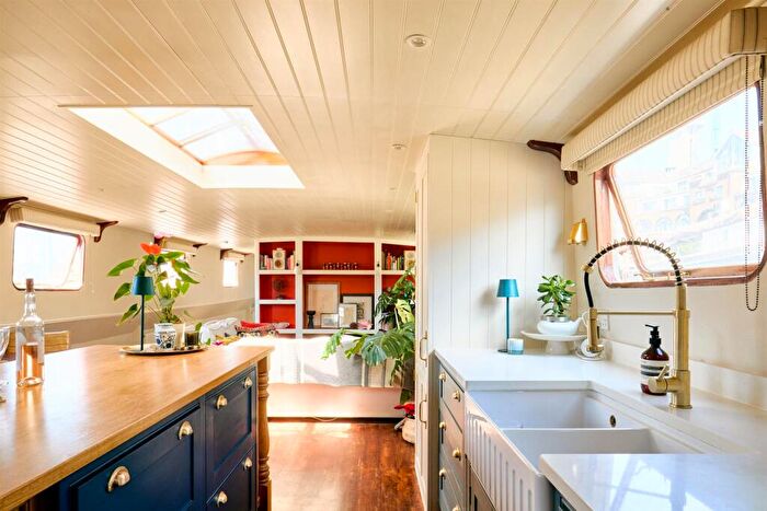 4 Bedroom House Boat To Rent In Clove Hitch Quay, Battersea, SW11
