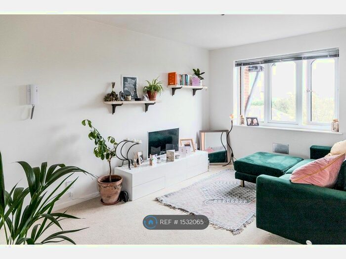 1 Bedroom Flat To Rent In Highfield Court, Haywards Heath, RH16