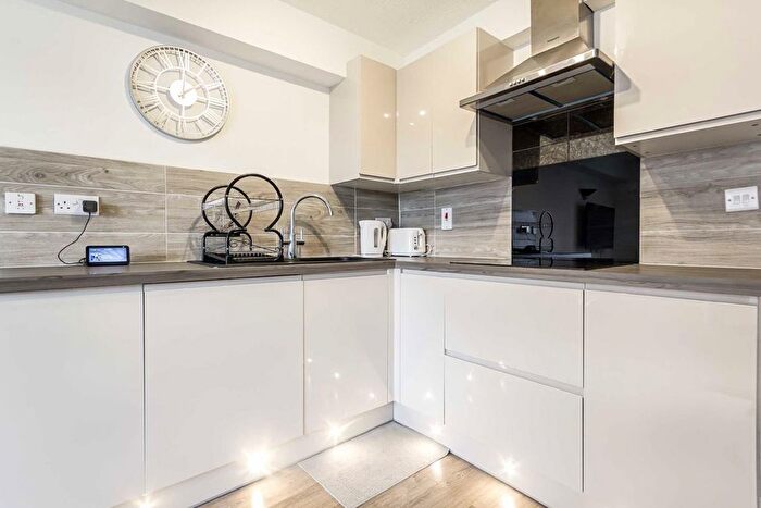 1 Bedroom Flat To Rent In Cotton Avenue, Acton, W3