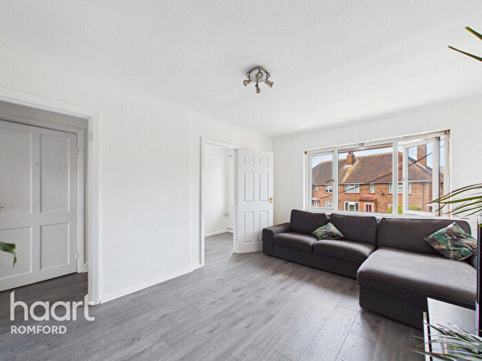 2 Bedroom Maisonette For Sale In Chelmsford Avenue, Romford, RM5