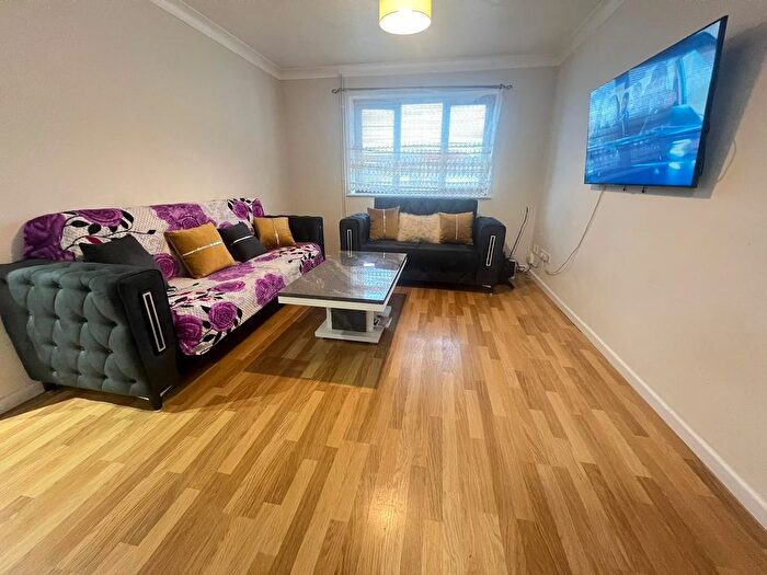 2 Bedroom Flat To Rent In Hollybush Way, Cheshunt, Waltham Cross, EN7