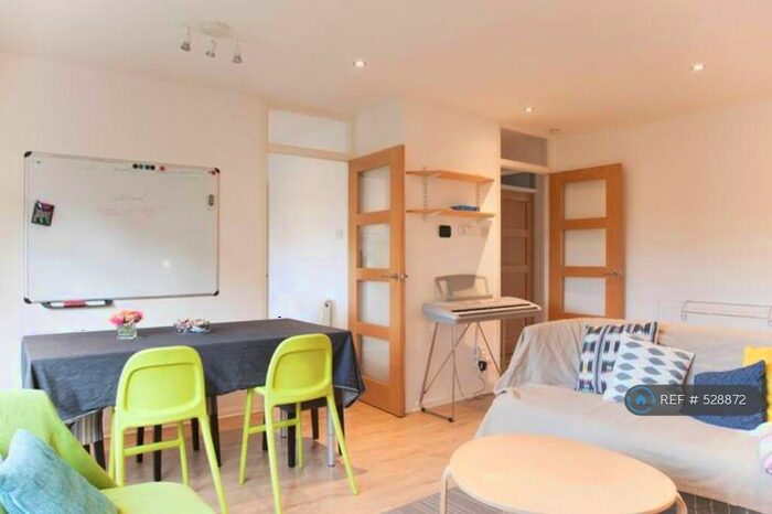 3 Bedroom Flat To Rent In Cawston Court, Bromley, BR1