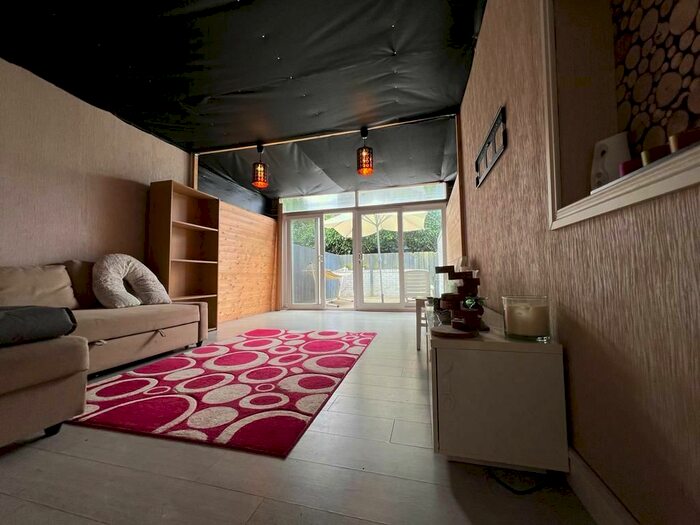 3 Bedroom Maisonette To Rent In Wretham Place, Sandyford, Newcastle Upon Tyne, NE2