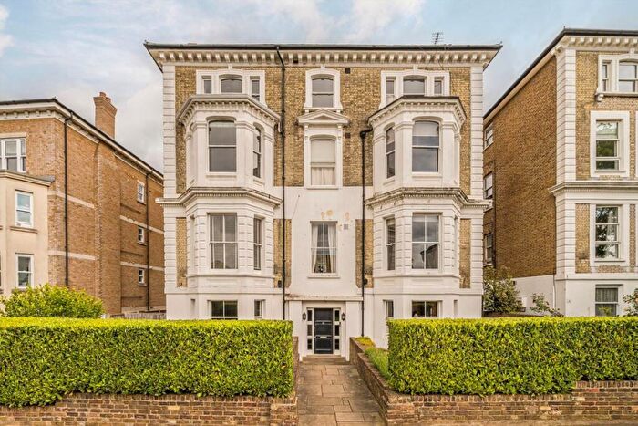 2 Bedroom Flat For Sale In Avenue Elmers, Surbiton, KT6